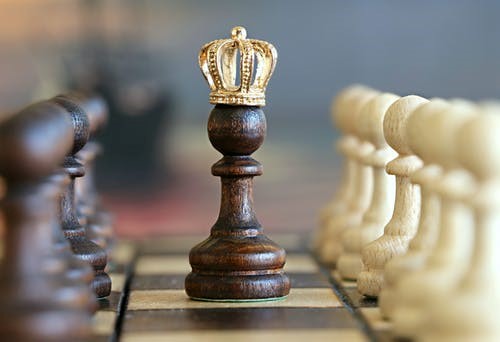 Beitragsbild Kurs Selbstaktualisierung. Bild zeigt eine Schachfigur mit Krone.